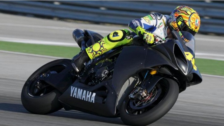 Rossi testuje R1 2015