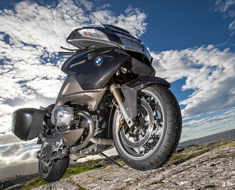 BMW R1200RT z oponami Pilot Road 4