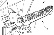BMW prezentuje patent na regulowane podnóżki - trafią do motocykli elektrycznych firmy