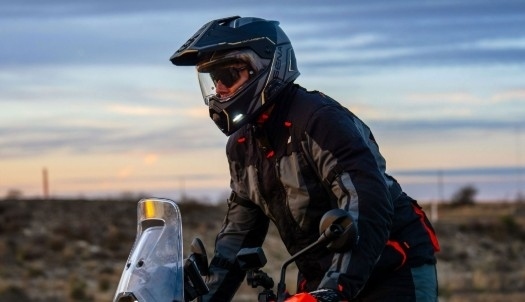 SENA Outlander: Nowy kask Adventure z wbudowanym interkomem MESH 3.0 i aktywną redukcją hałasu