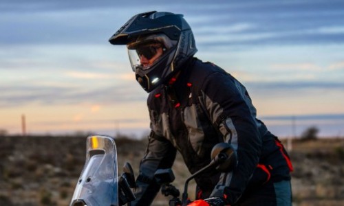 SENA Outlander: Nowy kask Adventure z wbudowanym interkomem MESH 3.0 i aktywną redukcją hałasu